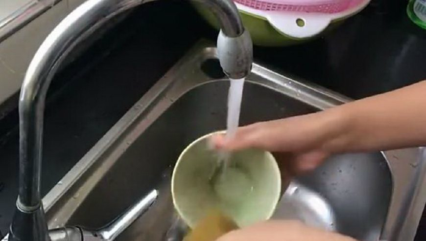把气球套在水龙头上,老婆就爱上洗碗,家里的碗都被老婆承包