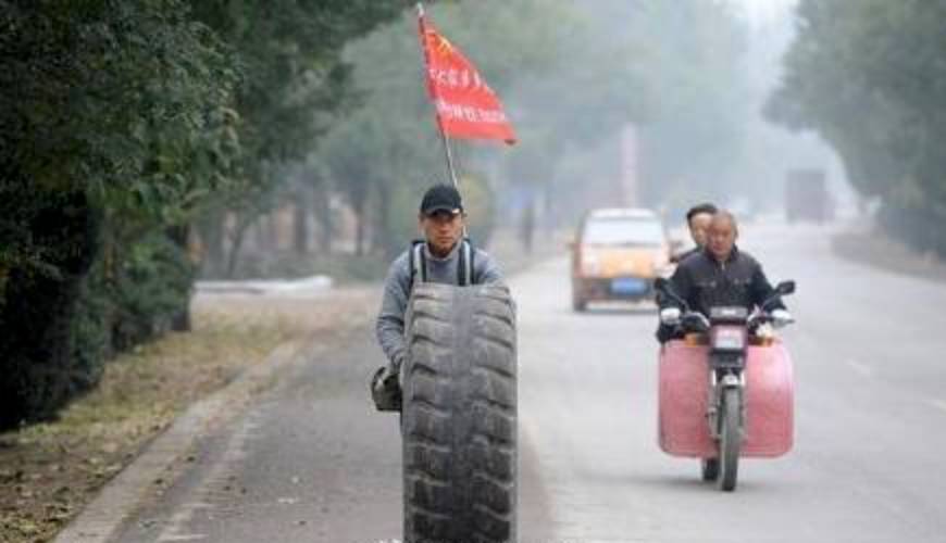 27岁小伙甘肃天水徒步推着轮胎去北京,1400公