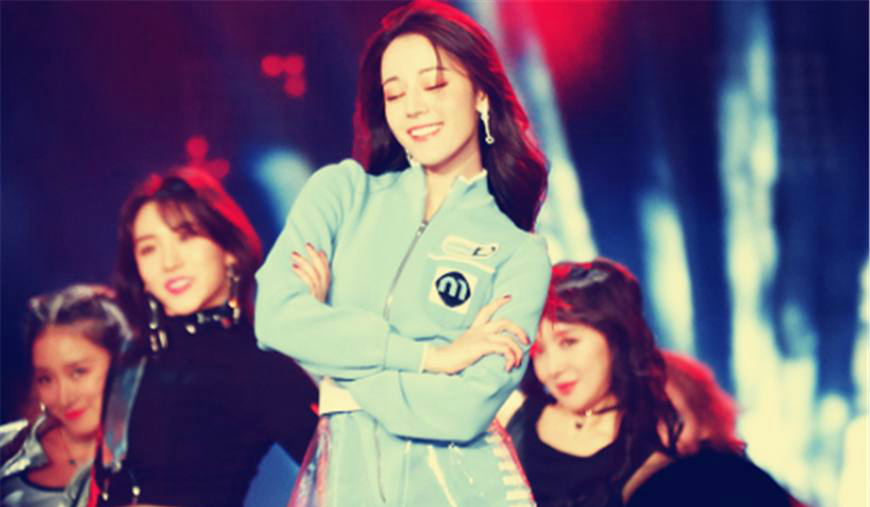 浙江跨年演唱会:迪丽热巴跳舞被吐槽,这也叫跳