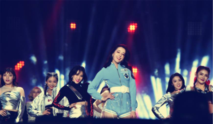 浙江跨年演唱会:迪丽热巴跳舞被吐槽,这也叫跳