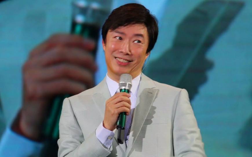 他唱歌深情又好听,明明可以做个音乐教父,却偏