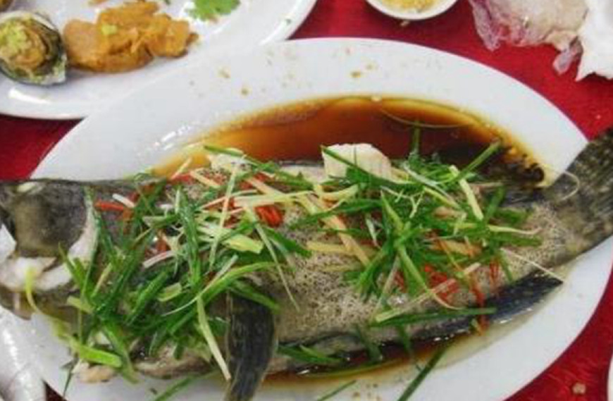 同学结婚,我包了300红包,一看酒席的菜,我默默