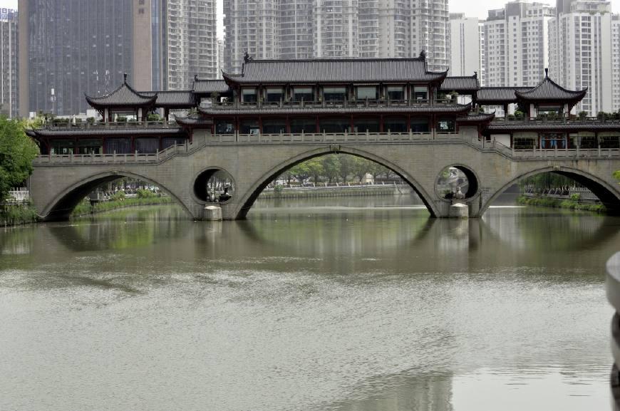 你觉得重庆和成都哪个地方更欢迎外地人?