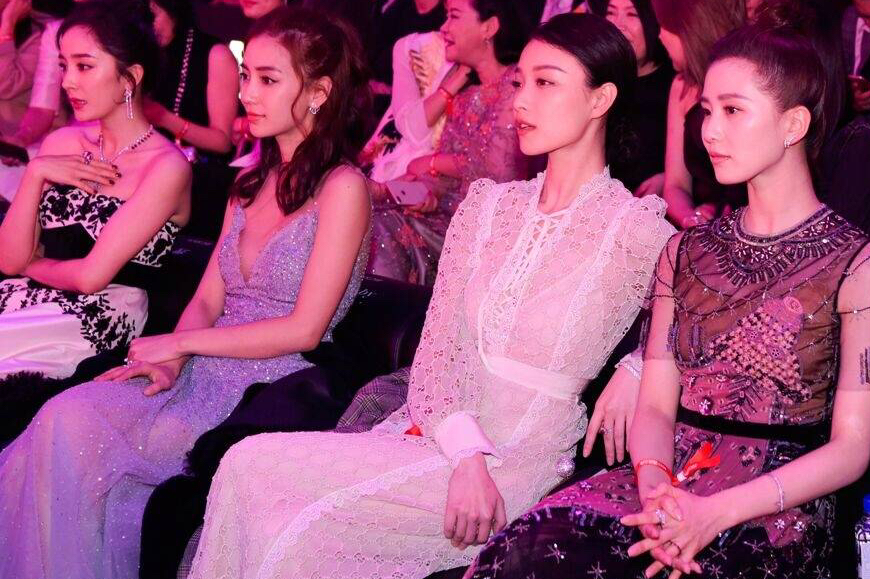 杨幂baby刘诗诗倪妮四小花旦合体 比剪刀手现场发糖美