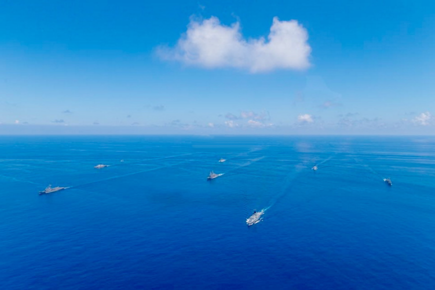 辽宁舰航母穿越台湾海峡时:台军正海空大演习