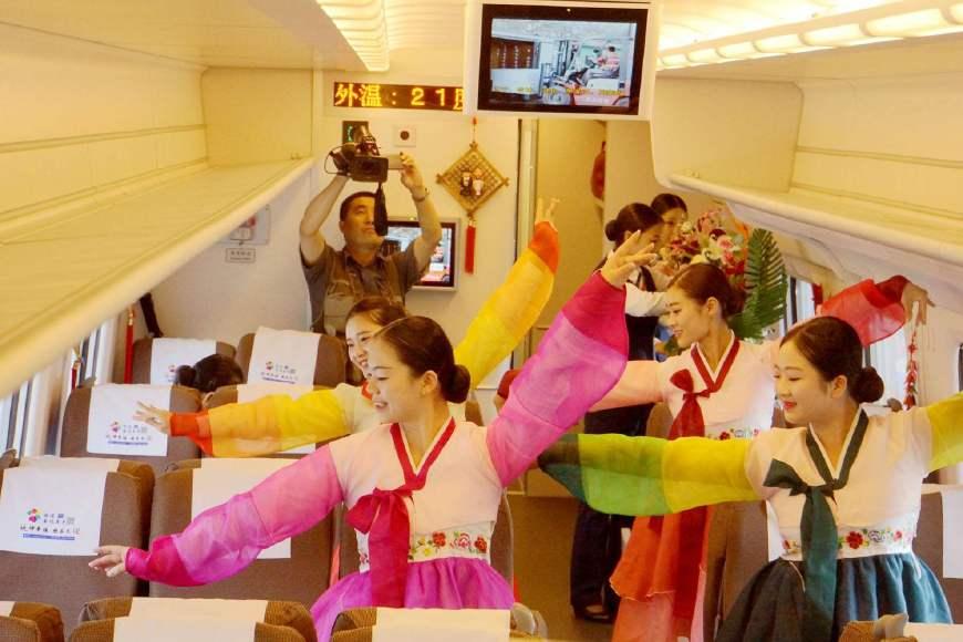 朝鲜姑娘在中国乘坐高铁后, 直言差距大到不敢想象!