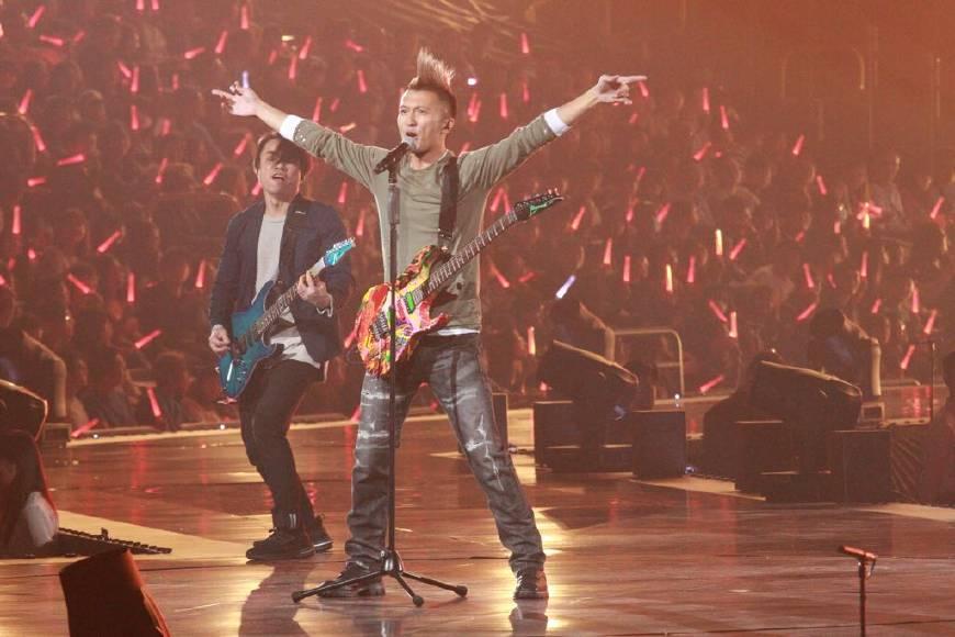 重现2000年演唱会鸡冠头, 谢霆锋唱《活着VIV