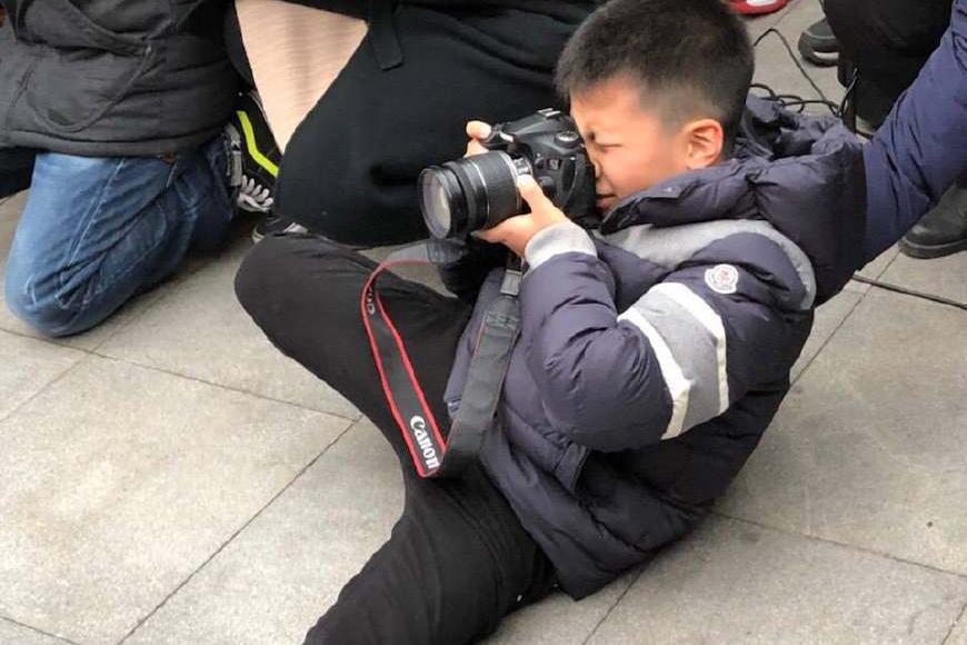 胡军儿子康康为中戏87明星班聚会摄影,原来老