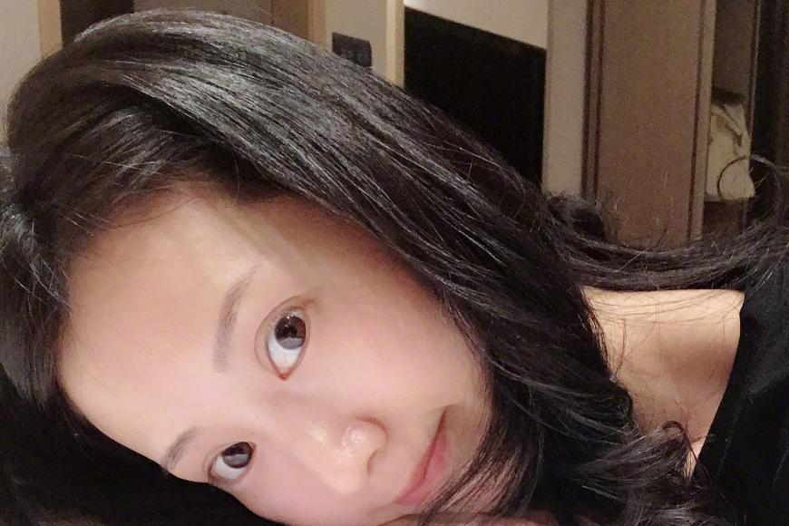 "阔太"李念晒素颜自拍,皮肤真是好到没朋友