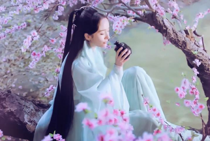 桃花林里的古装美人,杨幂赢孙俪,王丽坤,却还是输给她
