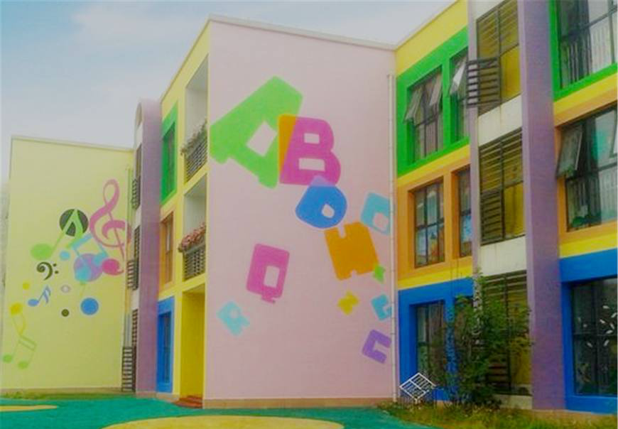 国内的幼儿园给人五彩斑斓的感觉,而日本却是