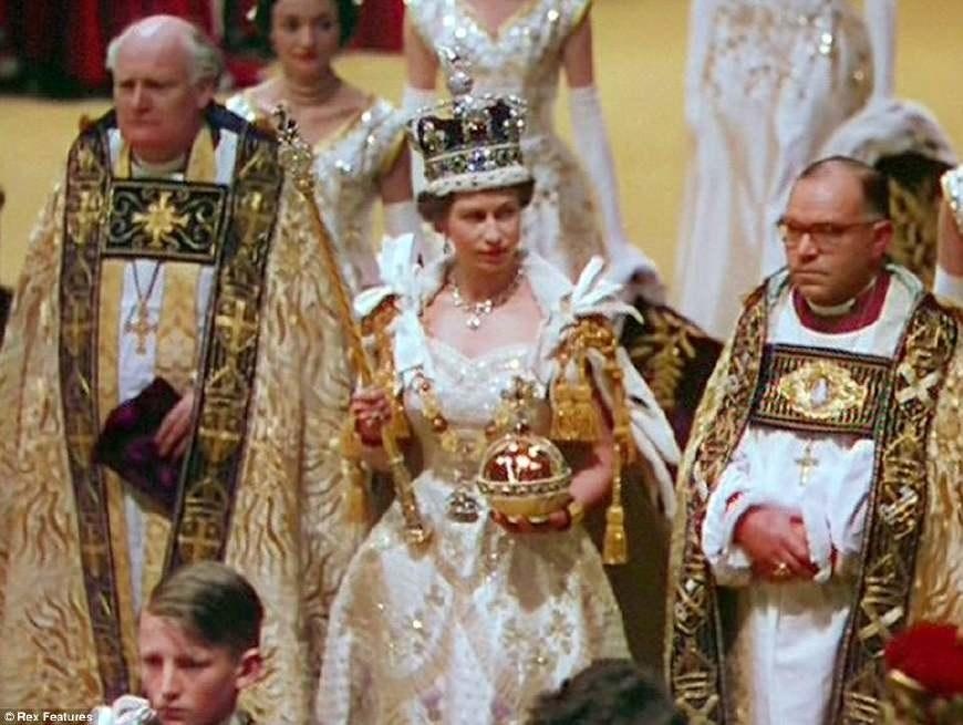 1953年6月2日,女王伊丽莎白二世走进伦敦威斯敏斯特教堂,进行加冕仪式