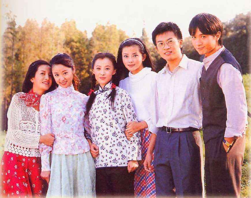 她是《情深深雨蒙蒙》里的陆心萍,现实中却和陆尓豪恩爱18年!