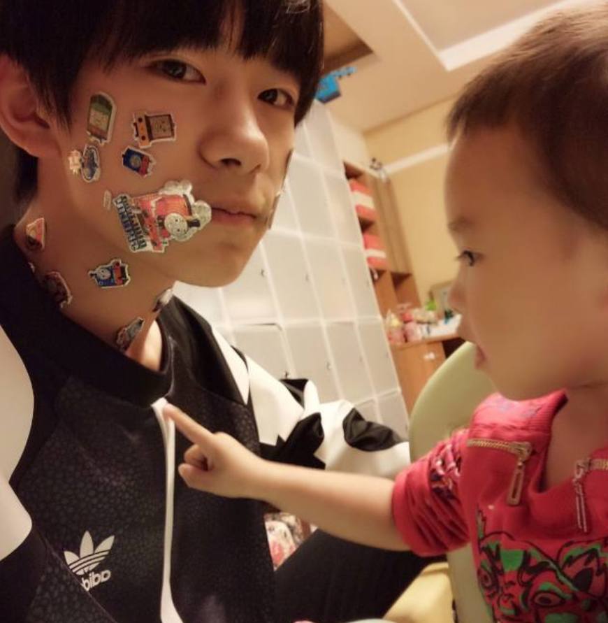 易烊千玺女生合照被疯传,看清对方长相后,网友:我差点就信了!图片