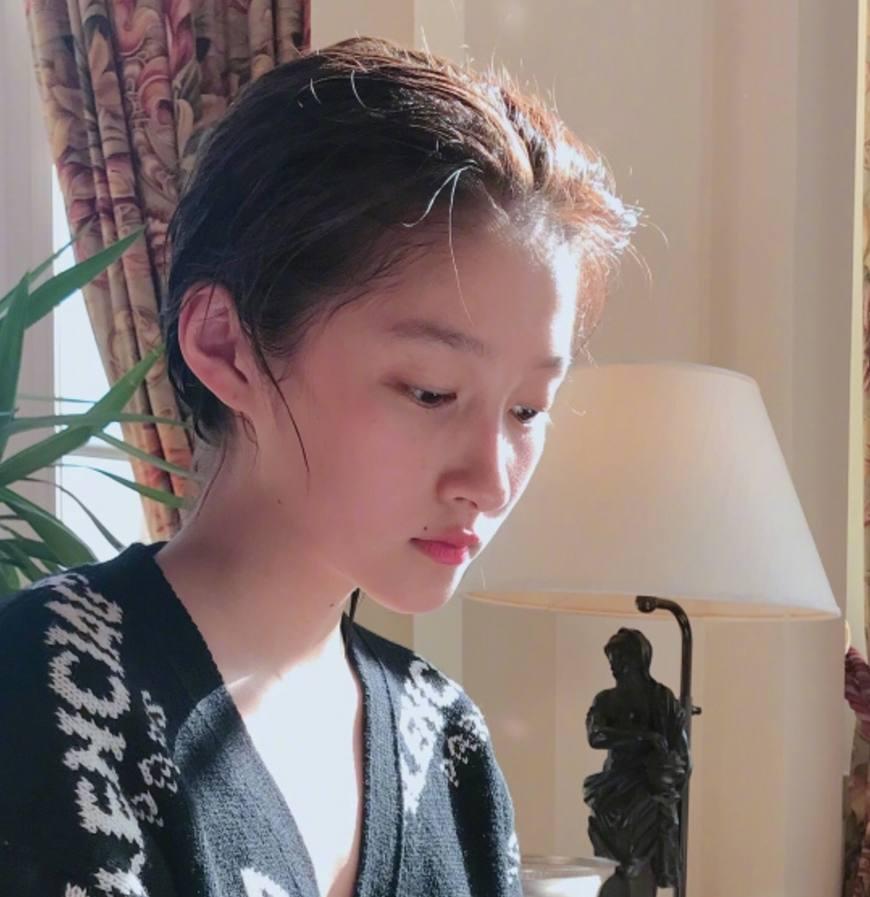 同是素颜,奶茶妹妹可爱似少女,关晓彤的皮肤和发际线却都被吐槽