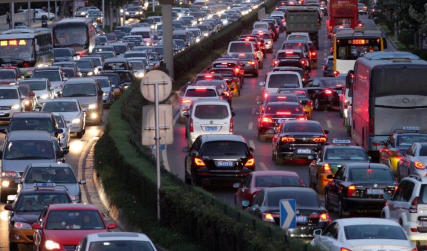 新加坡人口密度不输北上广深,非常发达,为什么