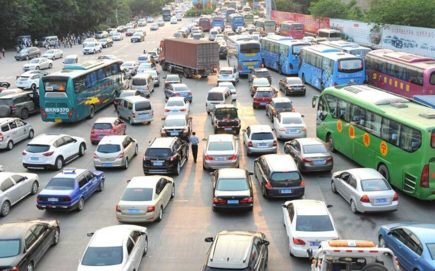 新加坡人口密度不输北上广深,非常发达,为什么