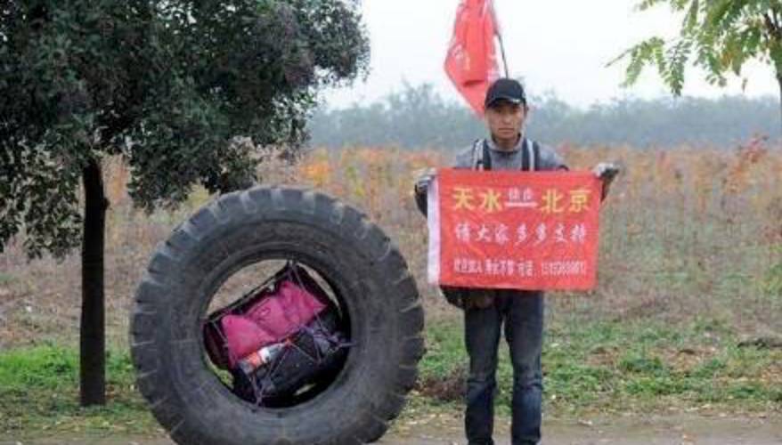 27岁小伙甘肃天水徒步推着轮胎去北京,1400公
