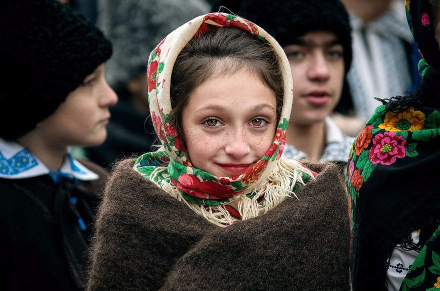 穿着传统盛装的罗马尼亚女孩原来这么美!_新浪看点