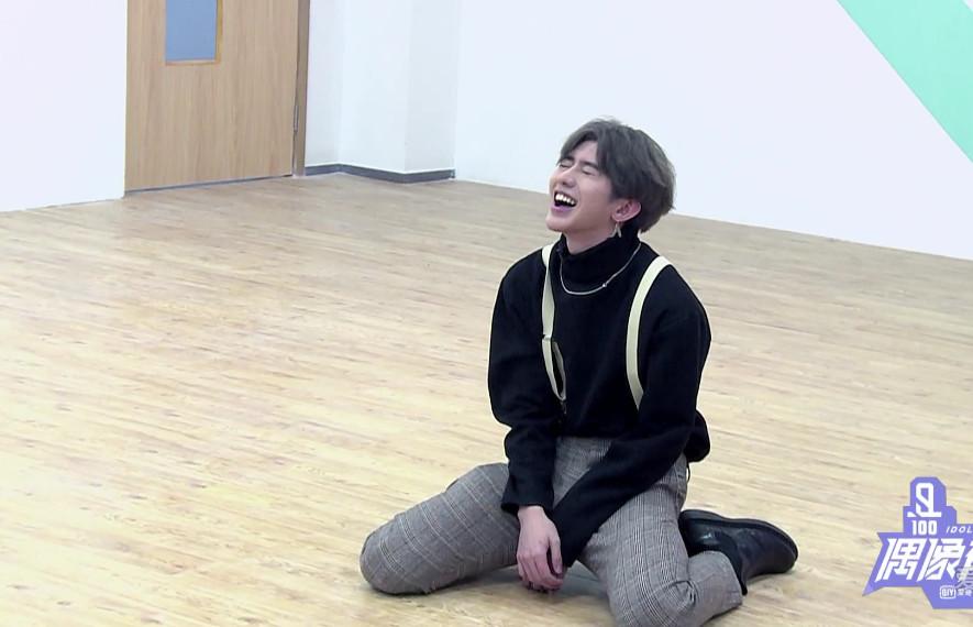 蔡徐坤跳舞时被背带裤砸到脸, 这娃萌起来实在令人招架不住