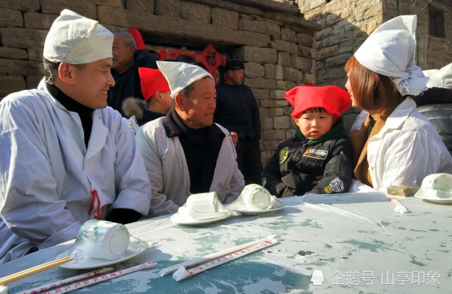 枣庄山亭老人去世,为什么有人戴红色孝帽子?