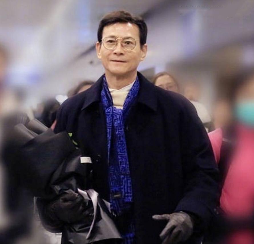 70岁郑少秋穿风衣气场强大, 年轻儒雅似40岁, 只是头发已秃顶