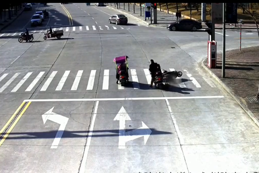 最无辜的电动车女子，撞人男子逃之夭夭太可恨