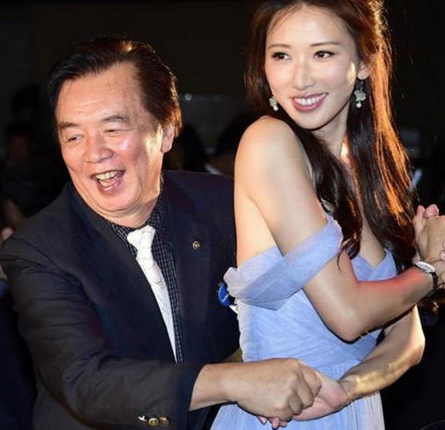 林志玲与父亲"尬舞", 网友: 图三表情亮了!图片