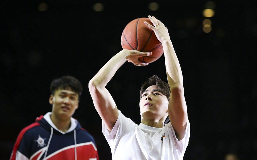 白敬亭背身投篮李易峰表白科比