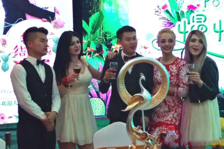 穷小伙娶漂亮洋媳妇不花一份彩礼钱,让人艳羡!