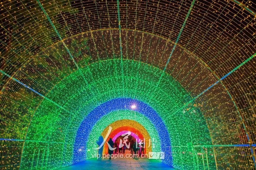 惊艳!呼和浩特竟然有一个60米长的彩虹灯光隧道，在这里
