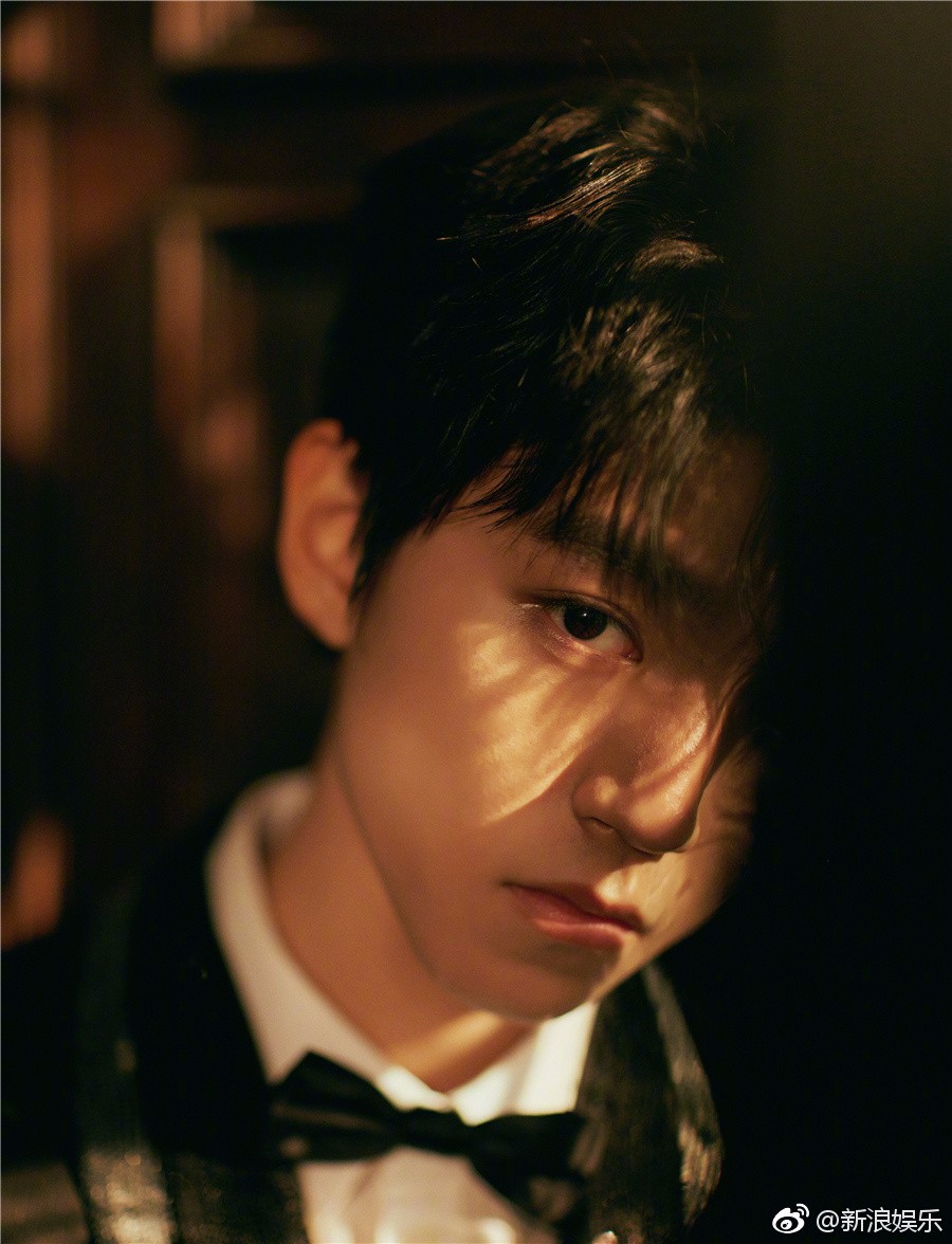 迪丽热巴带王冠米兰看秀,王俊凯穿西装贵气似