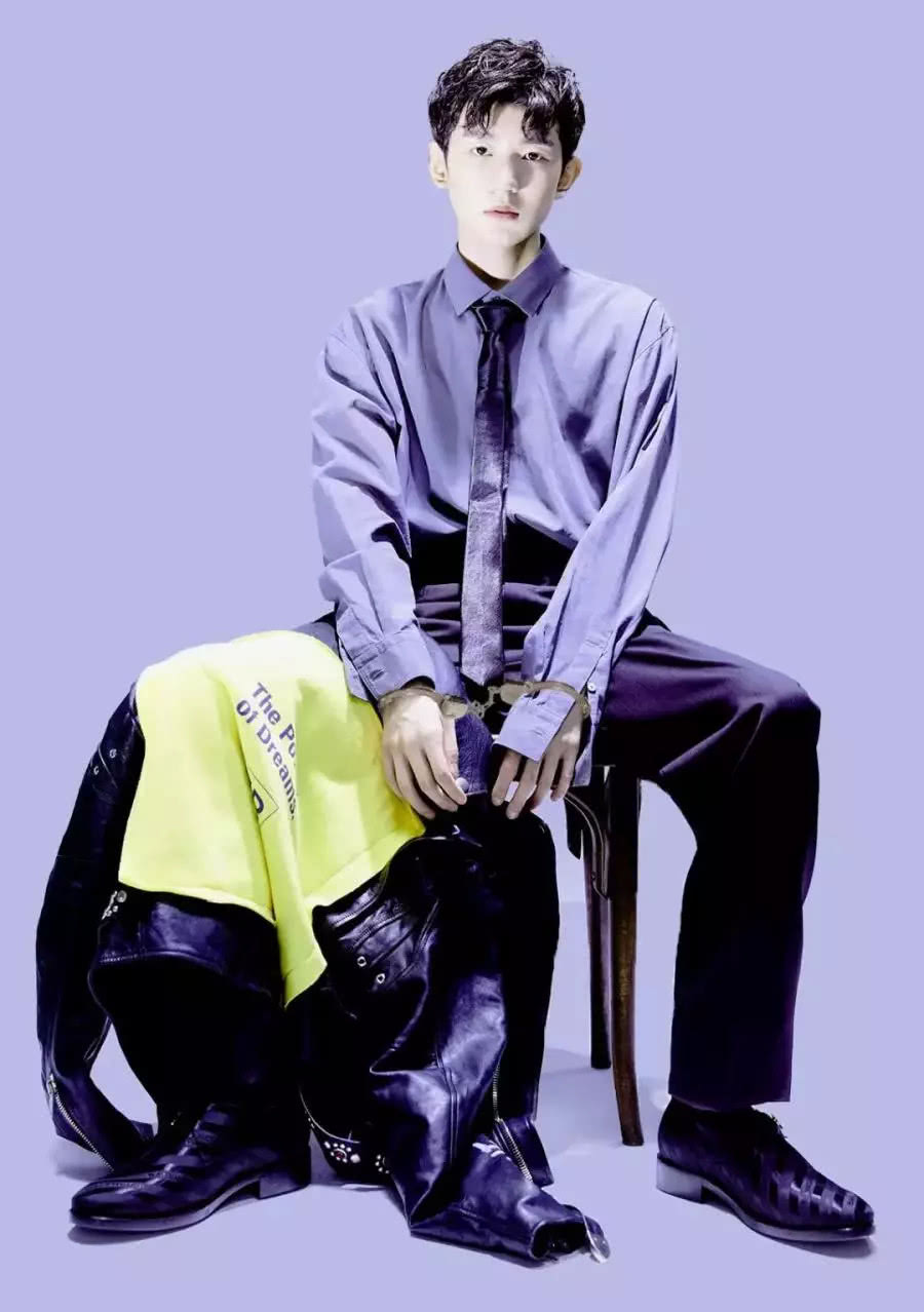 王源最新杂志长这样,眼神很撩,却是大脚引起了网友的注意