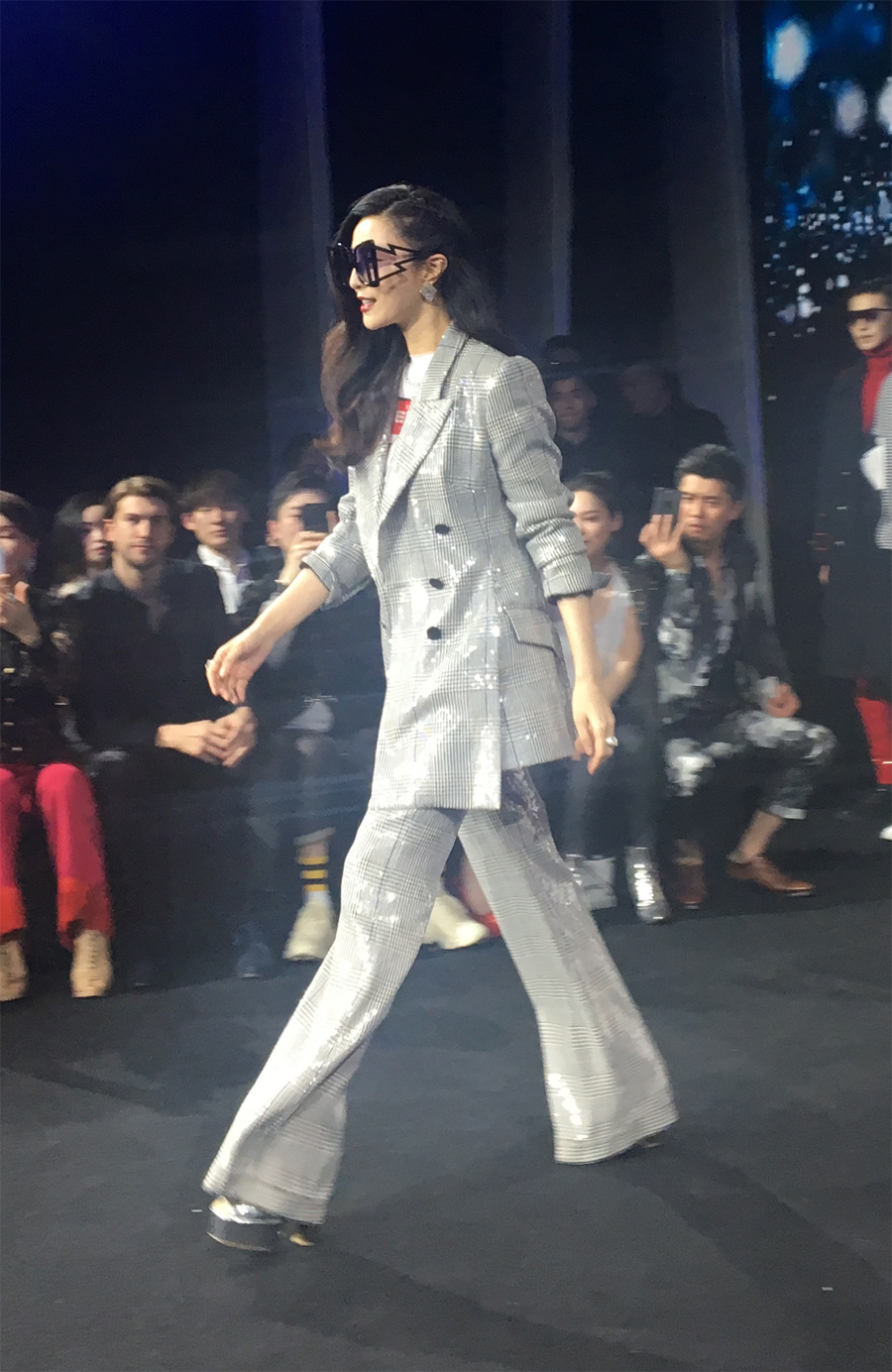 厉害了word范儿 范冰冰霸气十足发布自主眼镜