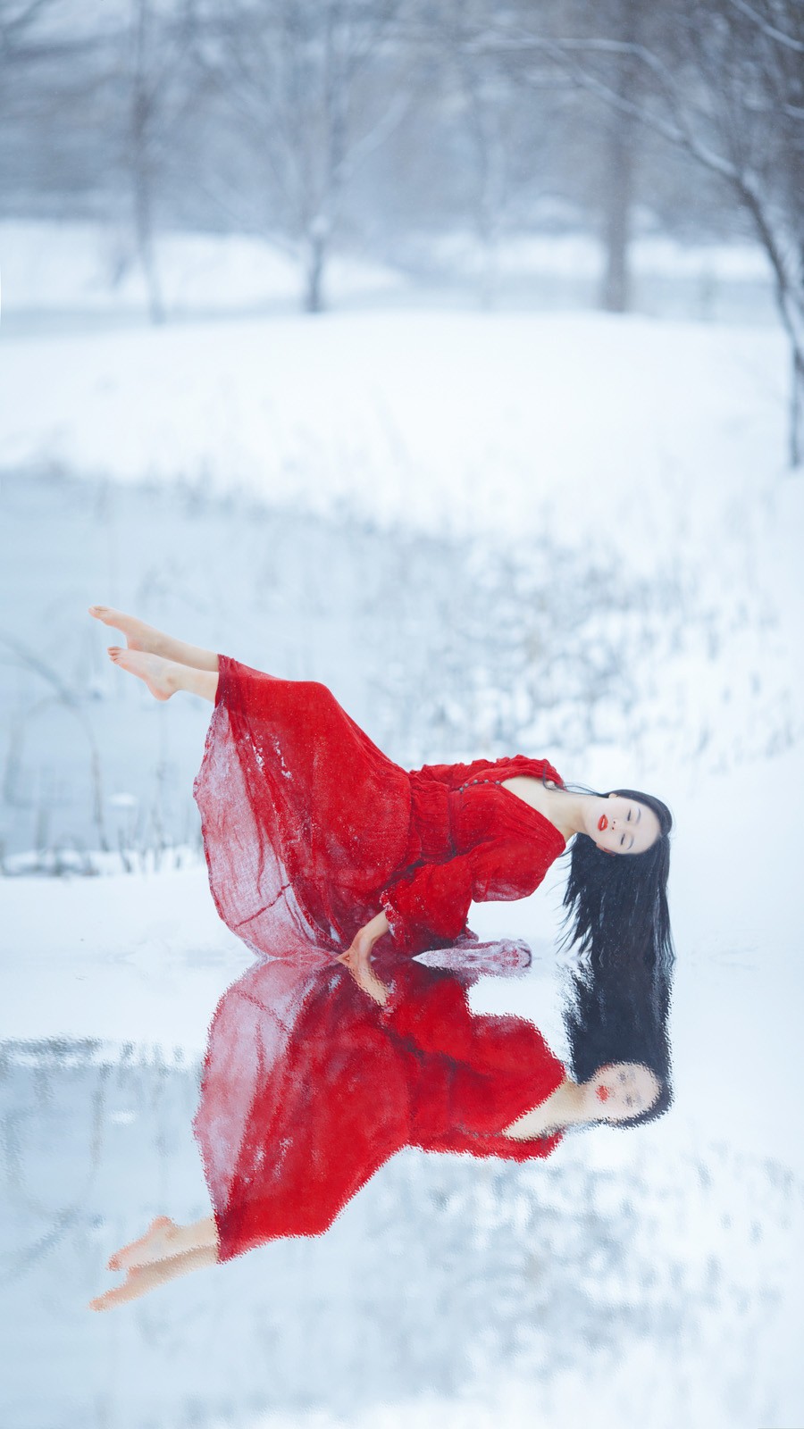 美女露腿赤脚风雪中舞蹈 光看照片就很冷