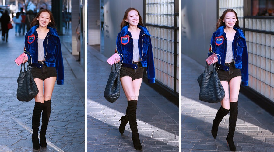 三里屯街拍:美女性感撩人穿着过膝长靴 半露大腿小秀性感