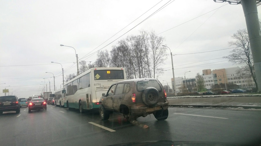 俄罗斯最牛破车,原木支撑当轮胎走上百公里,时速50公里/小时