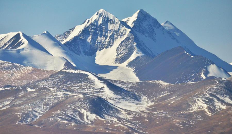 团结峰, 祁连山脉的最高峰, 方圆百公里为无人区