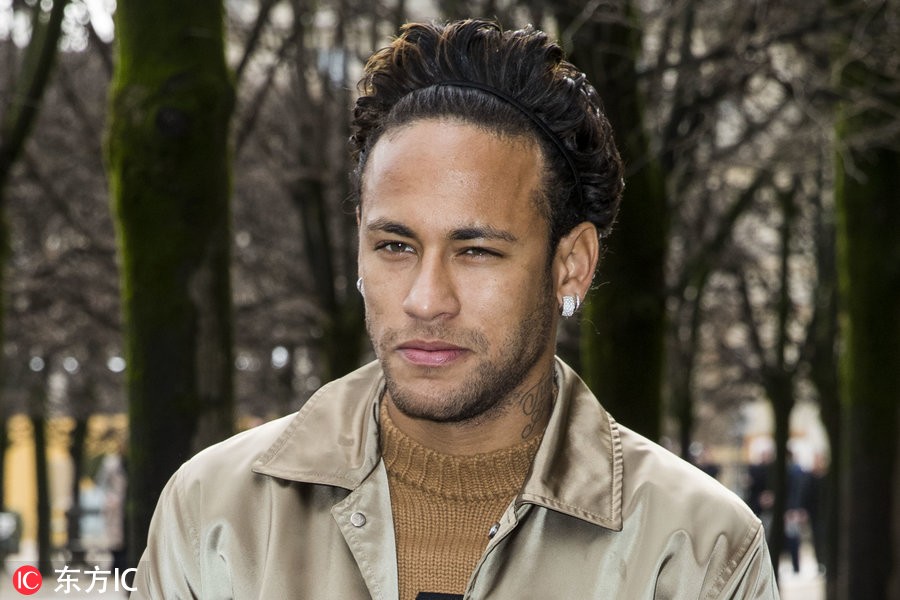 真帅哥经得住发际线考验!内马尔巴黎时装周 坏