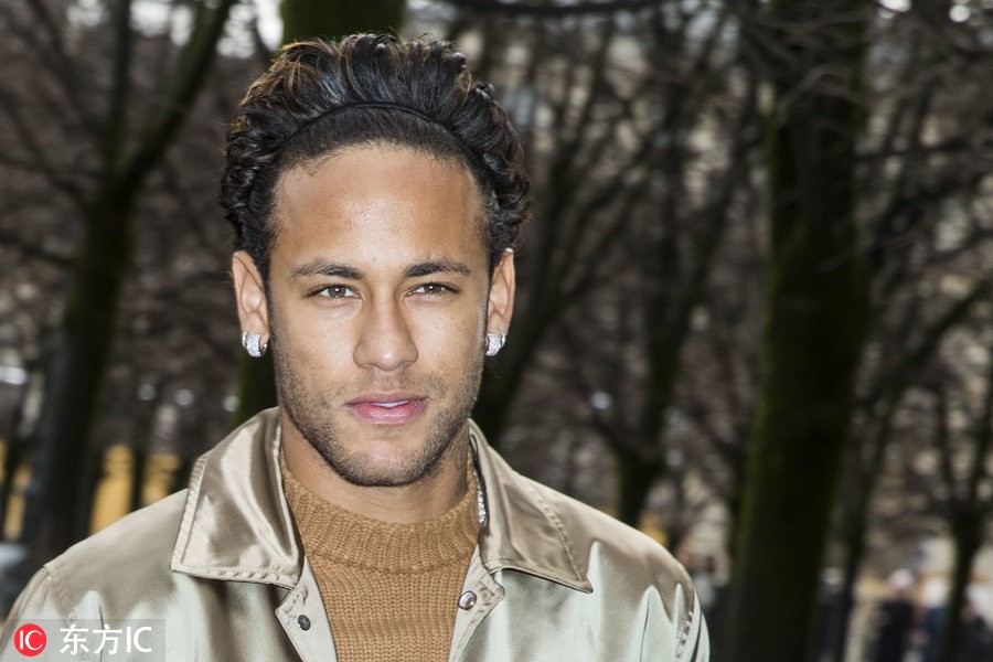 真帅哥经得住发际线考验!内马尔巴黎时装周 坏