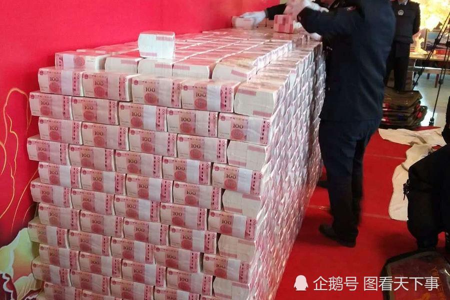 图说:他们的年终奖,就是一种叫做现金墙的东西