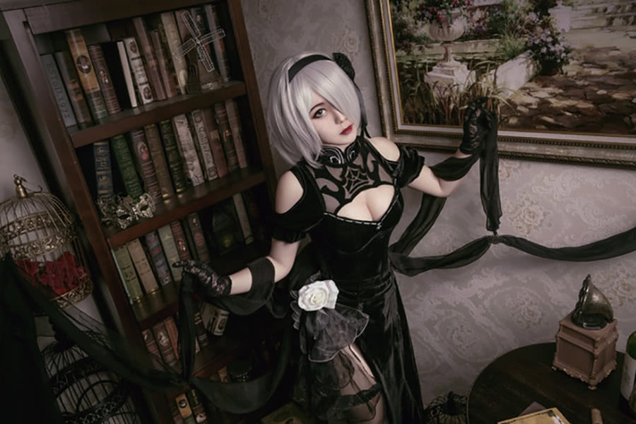 2b小姐姐同人礼服cosplay,虽然是礼服但黑丝长腿少不