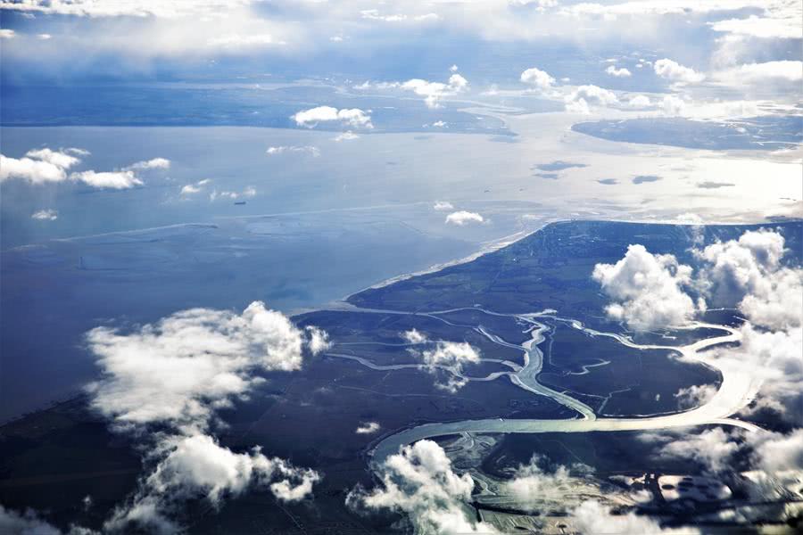 高空俯瞰白云下的青山绿水