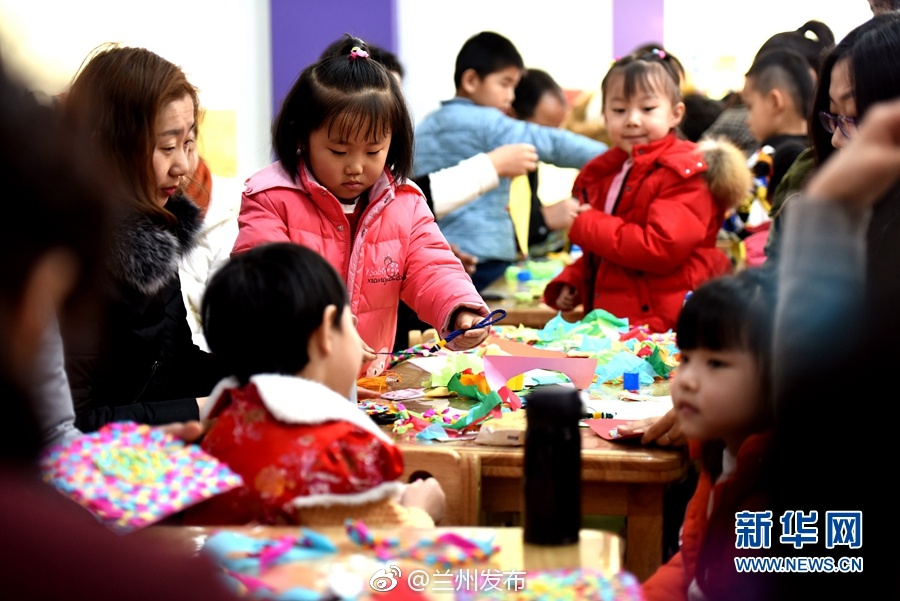 幼儿园亲子活动学习编织中国结 感受中国传统