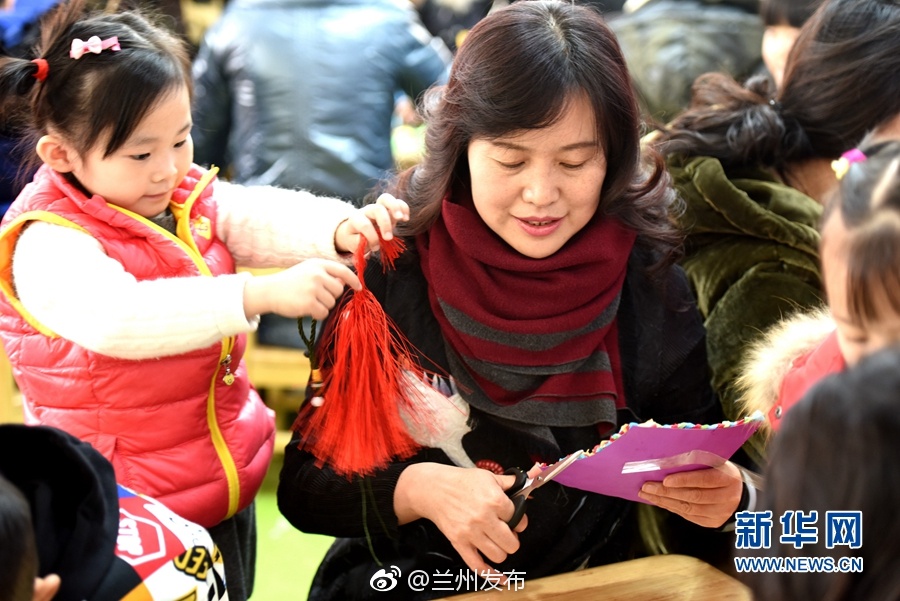 幼儿园亲子活动学习编织中国结 感受中国传统