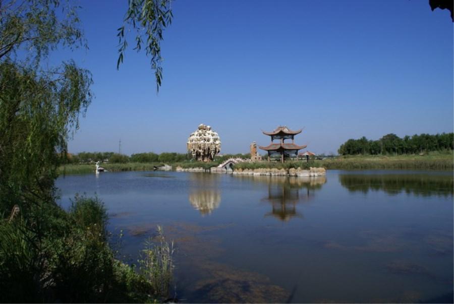 这个湖是亚洲最大的人工湖, 也是东营知名的旅游景点
