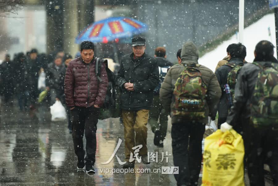 杭州:春运将至 风雪难阻回家路