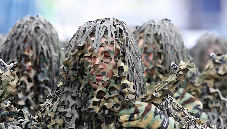 绝地求生:吉利服的2种正确使用方法，不会方法还不如不穿!