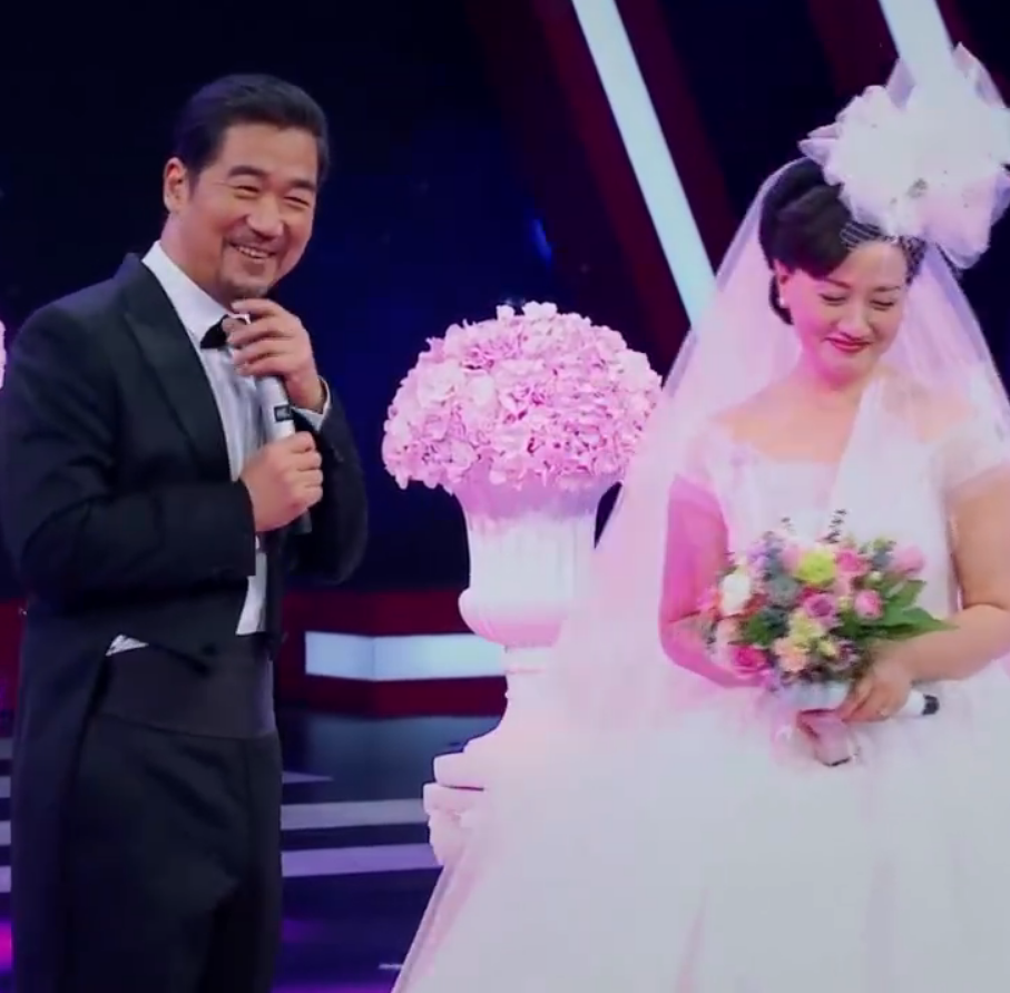 张国立邓婕节目现场重温婚礼场面 戴婚戒亲吻额头甜蜜指数爆表