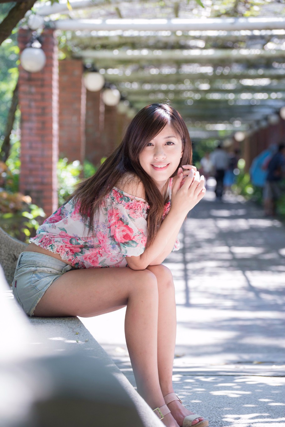 人像摄影:吊带花裙白皙女子公园写真